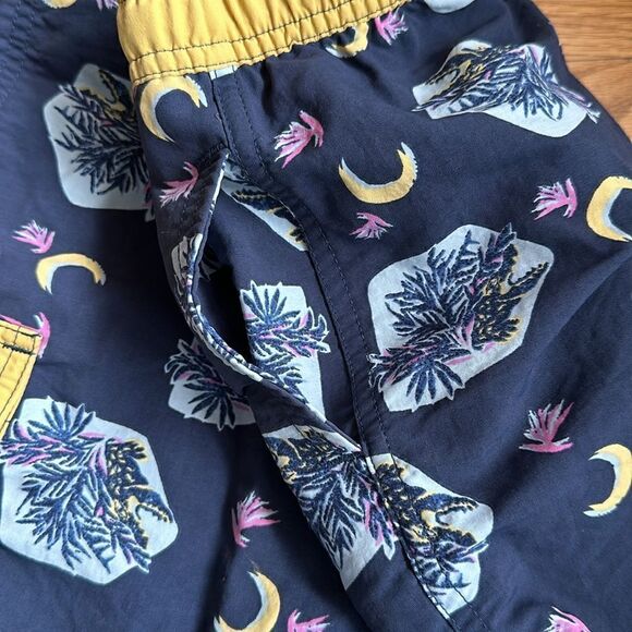 Patagonia M boys long swim trunks blue and yellow print lines pockets great cond - Picture 4 of 6
